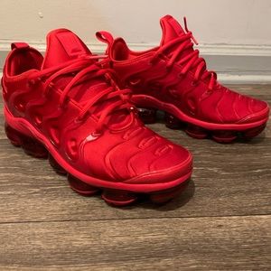 NIKE AIR VAPORMAX ‘TRIPLE RED’ size 9